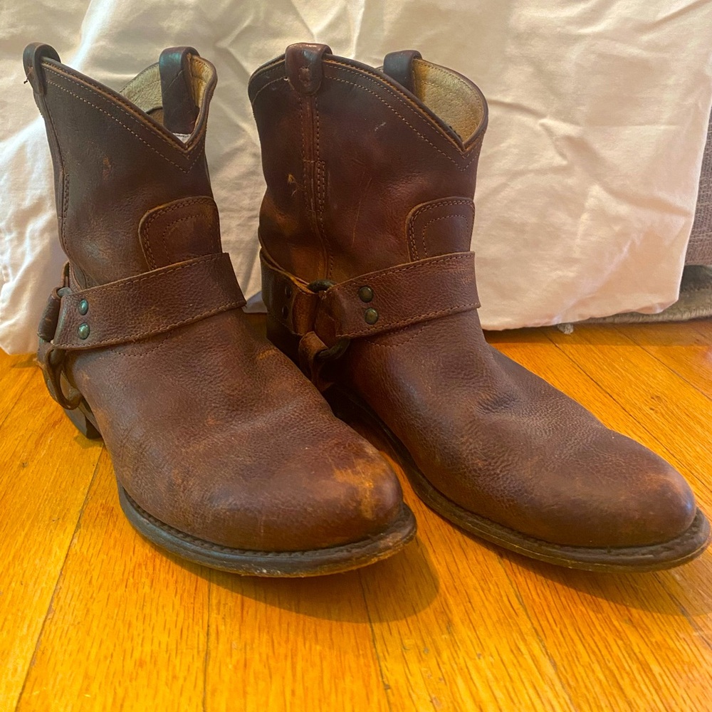 Frye Billy short boot. Size 7.5. Brown color